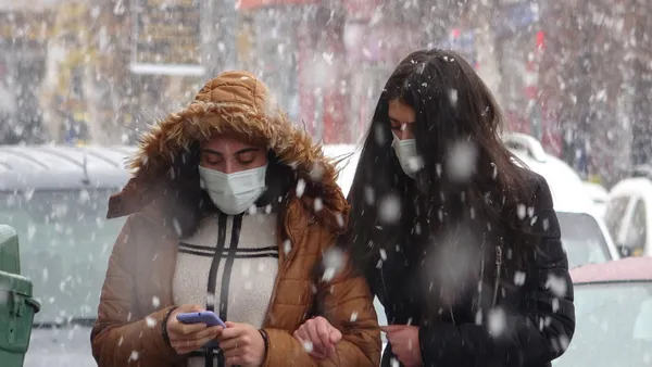 yogun-kar-ve-kuvvetli-yagis-geliyor-kent-beyaza-burundu-meteorolojiden-yeni-uyari-geldi-bugun-hava-nasil-olacak-26-kasim-istanbul-izmir-ankara-hava-du-1637906223164.jpg Yoğun kar ve kuvvetli yağış geliyor! Kent beyaza büründü Meteoroloji'den yeni uyarı geldi! Bugün hava nasıl olacak? 26 Kasım İstanbul, İzmir, Ankara hava durumu - 3