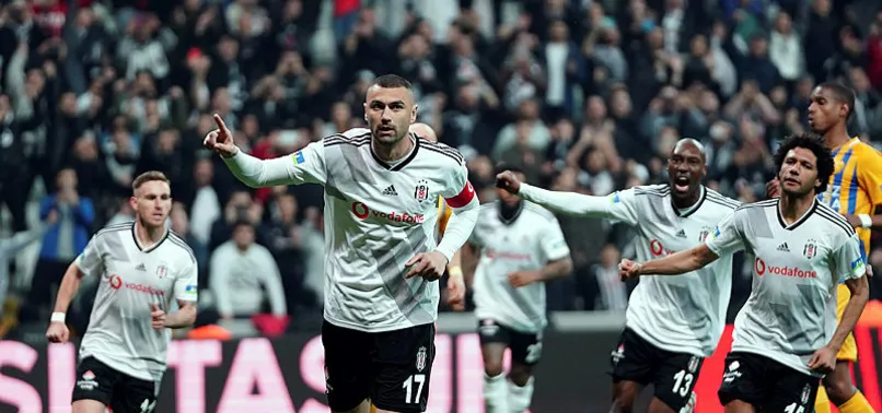 Beşiktaş'tan flaş karar! Takım ikiye bölündü