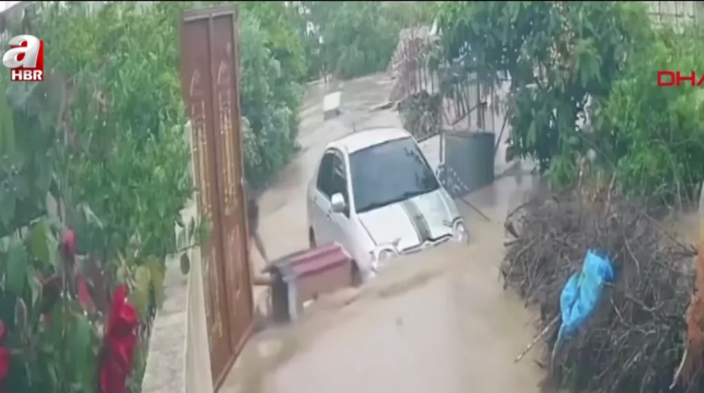 Hatay’da selde köpek akıntıya kapıldı