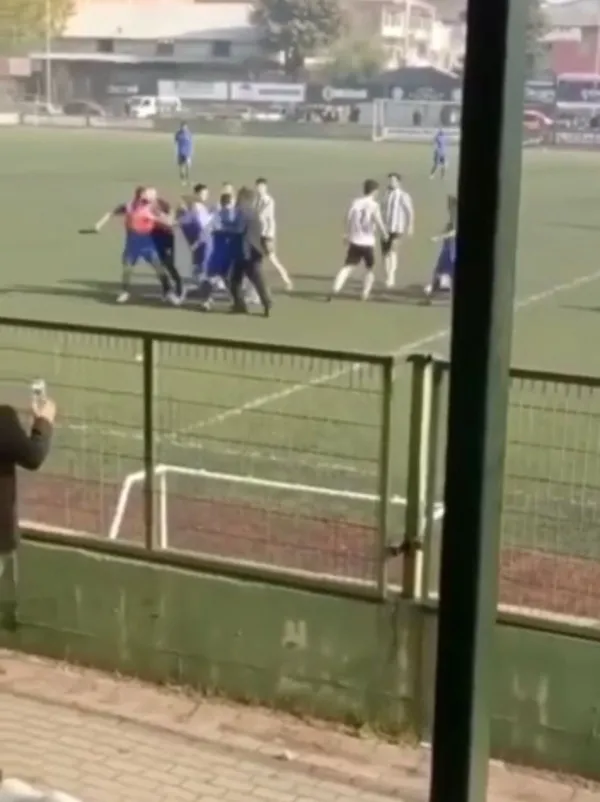 bursada-deliye-donen-futbolcu-rakibine-kramponla-saldirdi-1636455009192.jpg Bursa’da deliye dönen futbolcu rakibine kramponla saldırdı - 6