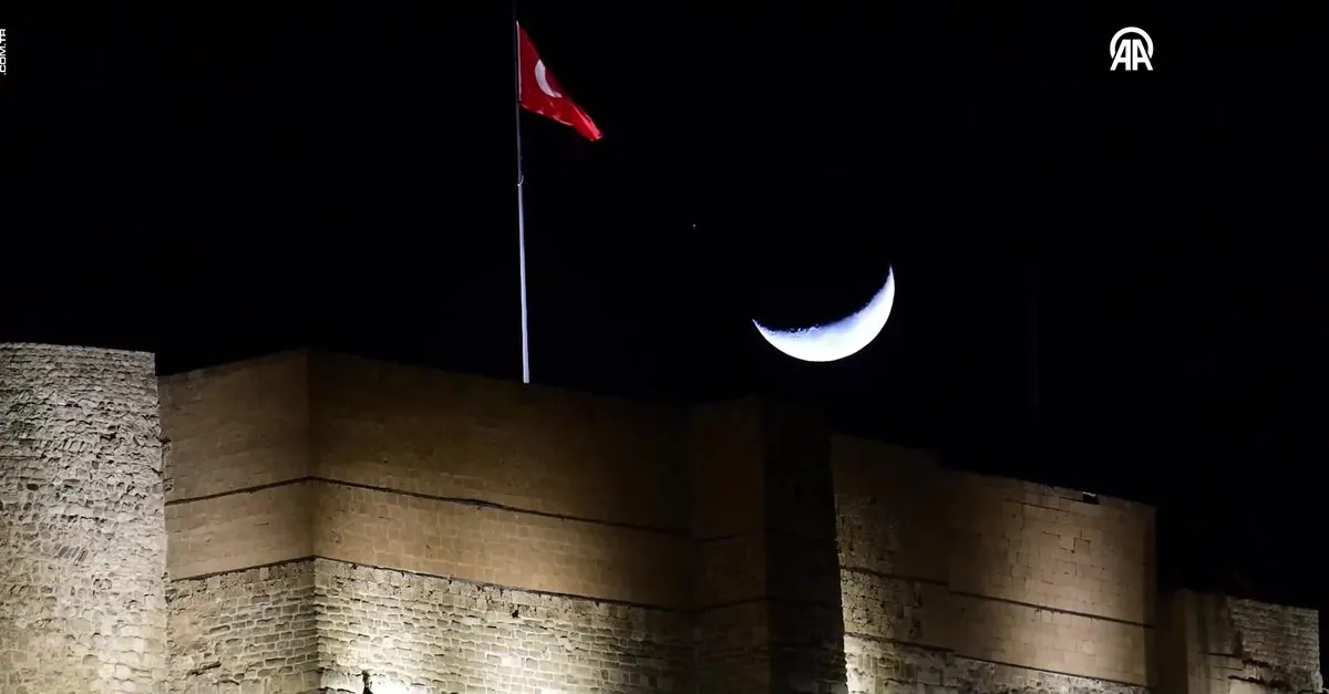 Hilal ve yıldız buluşması Van semalarında görüntülendi