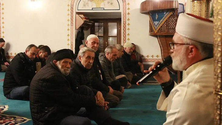 Berat Kandili dualarla idrak edildi! Vatandaşlar camilerde buluştu