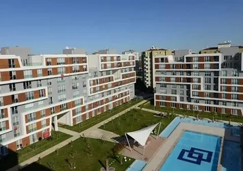 Lüks sitede pilota ayakkabı dayağı! Otoparkta dövdüler
