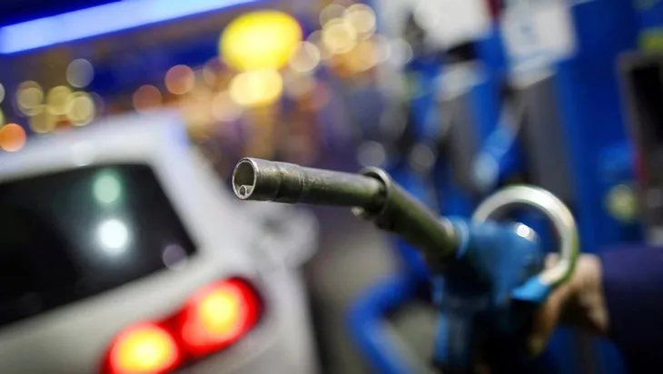 Petrol fiyatları neden geriliyor? 1 Euro 1 Dolar olur mu? Resesyon nedir? Uzman ekonomist A Haber canlı yayınında anlattı
