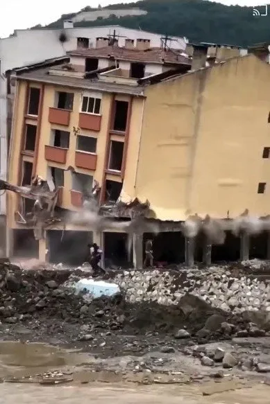 Kastamonu’da hasarlı bina çöktü! Yıkılan binadan son anda kurtuldular