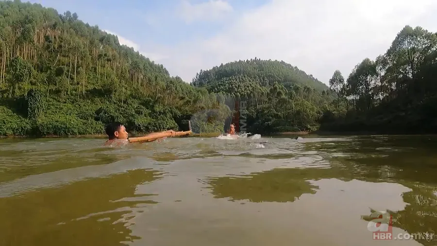 Dev anakonda yılanı nehirde yüzen gençlere saldırdı! Korku dolu anlar görüntülendi 21