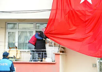 Yüksekova'da şehit düşen Ali Ergün'ün annesi Türk bayrağına sarılıp gözyaşı döktü
