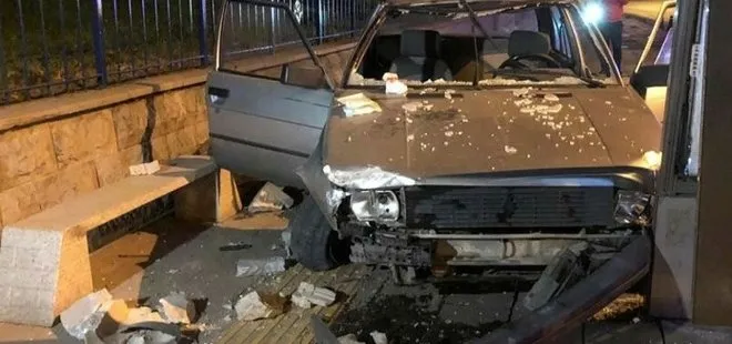 Başkent’te otomobil reklam panosuna çarptı: 1 yaralı