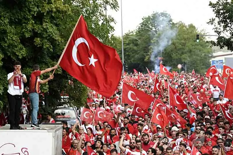 Yer gök kırmızı beyaz! Hamburg sokakları tezahürat sesleri ile inledi | Taraftarlarımızdan millilere büyük destek 4