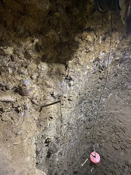 Rüyasında evinin altında define gördü! Anne ile oğlu bahçede 12 metre tünel kazdı