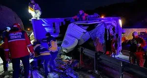 Malatya’da TIR devrildi: 2 ölü 1 yaralı