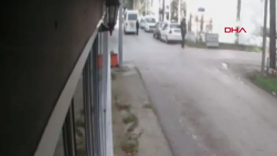 Servis minibüsüyle çarptığı kadının üzerinden iki kez geçti