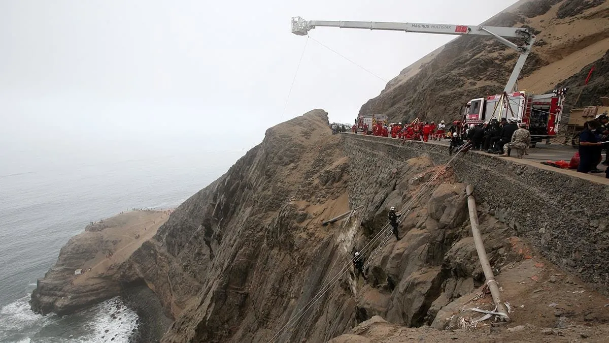 Peru'da korkunç kaza! Otobüs 200 metrelik uçuruma yuvarlandı: Çok sayıda ölü var