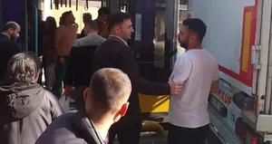 Tramvay tırın dorsesine çarptı: O anlar kamerada!