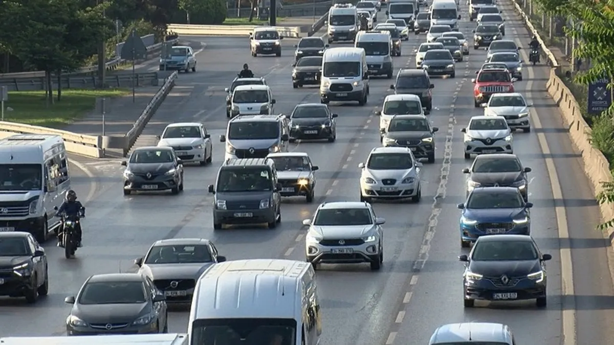 Bayram tatili sonrası İstanbul'da trafikte yine yoğunluk başladı