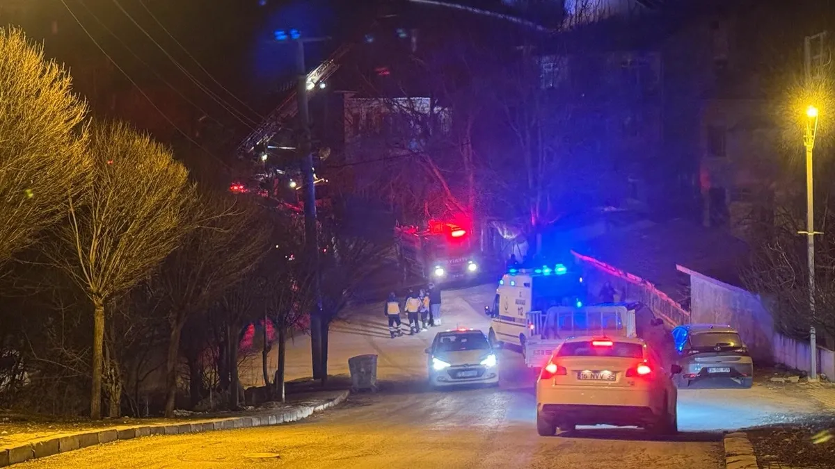 Karabük’te 3 katlı evin çatısında yangın paniğe neden oldu