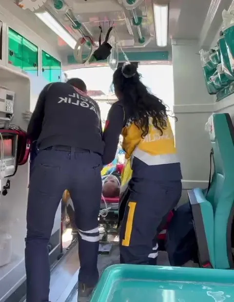 1676135047666.jpg 130 saat sonra ailesiyle enkazdan çıkartıldı! Yıllar sonra o anı hatırlattı: Kokuyorum - 2