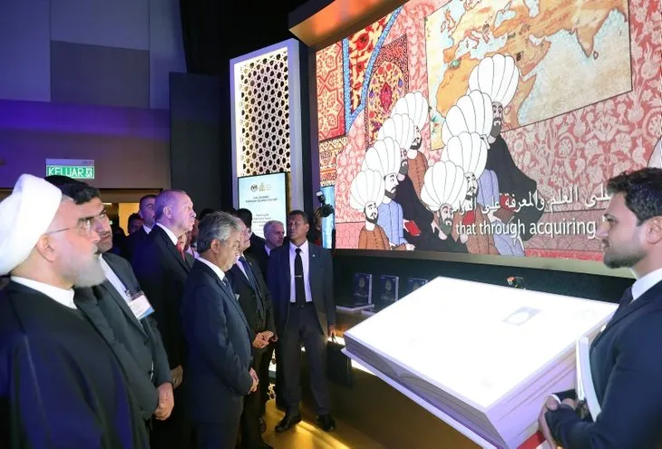 Başkan Erdoğan Kuala Lumpur'da! Oturumun ardından sergi alanını gezdi