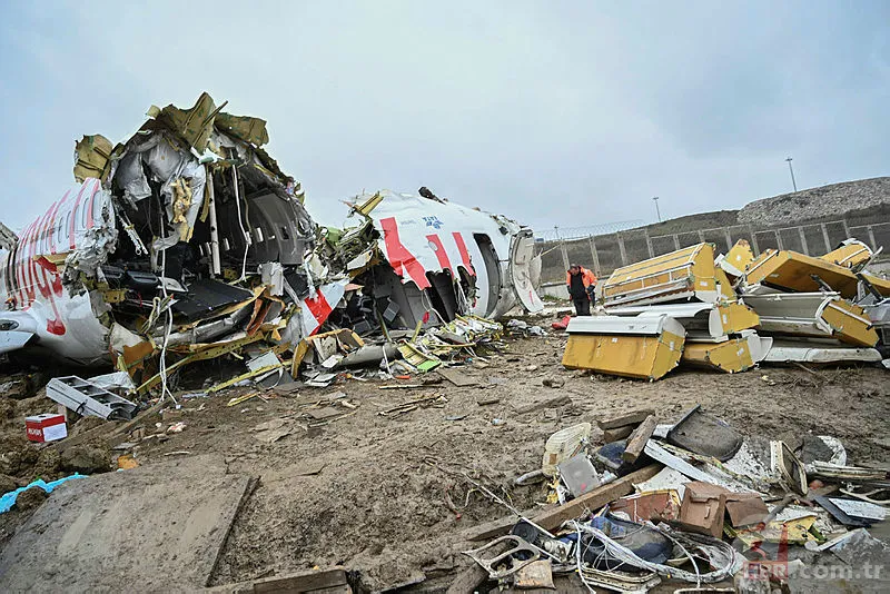 Son dakika: Pegasus uçağının enkaz kaldırma çalışmaları sürüyor 12