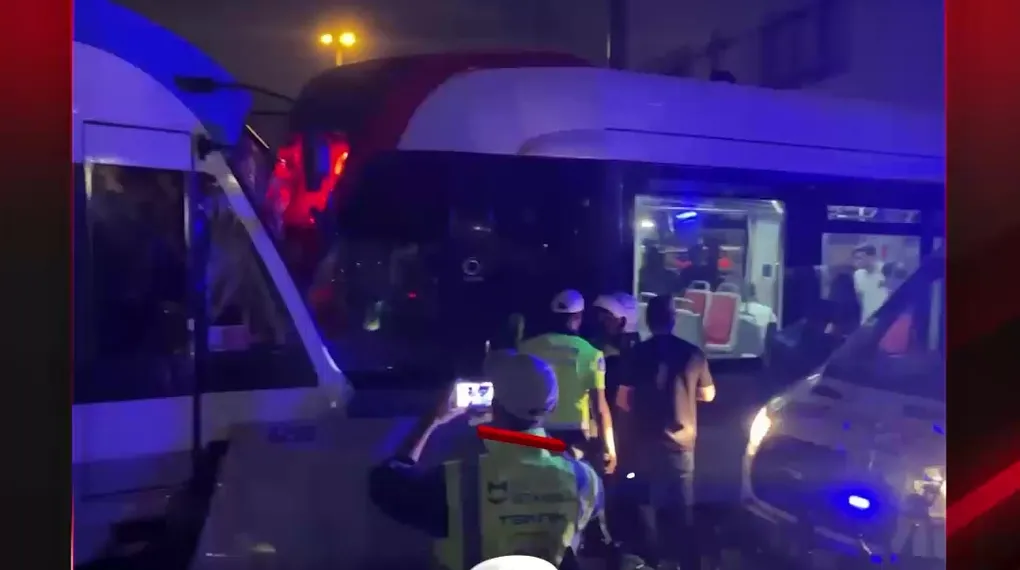 TRAMVAYLAR KAFA KAFAYA ÇARPIŞTI