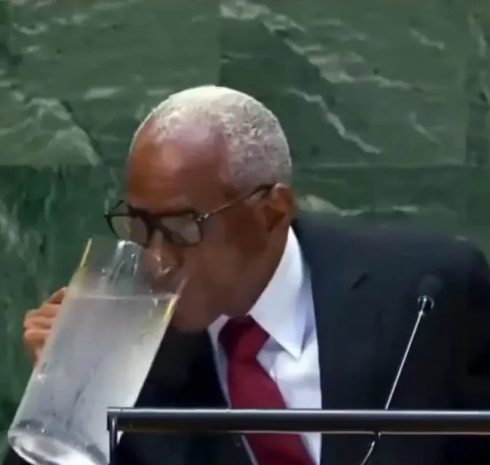 bm-kursusunde-sasirtan-anlar-haiti-devlet-baskani-surahiden-su-icti-1727385572512.jpeg BM kürsüsünde şaşırtan anlar! Haiti Devlet Başkanı sürahiden su içti - 2