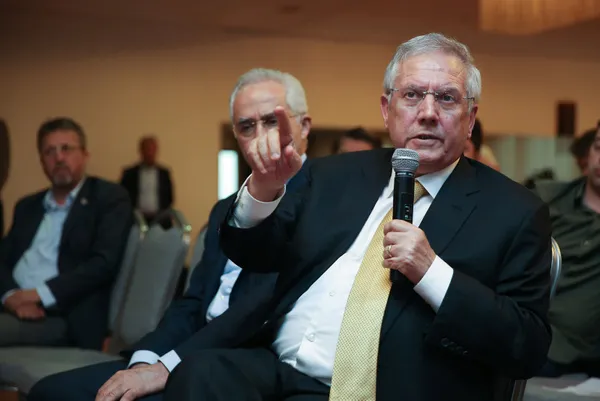 Aziz Yıldırım’dan Ali Koç’a Süper Kupa tepkisi: Süper Kupa finaline U19 ile çıkmak korkaklık ve armamıza yapılmış bir hakarettir