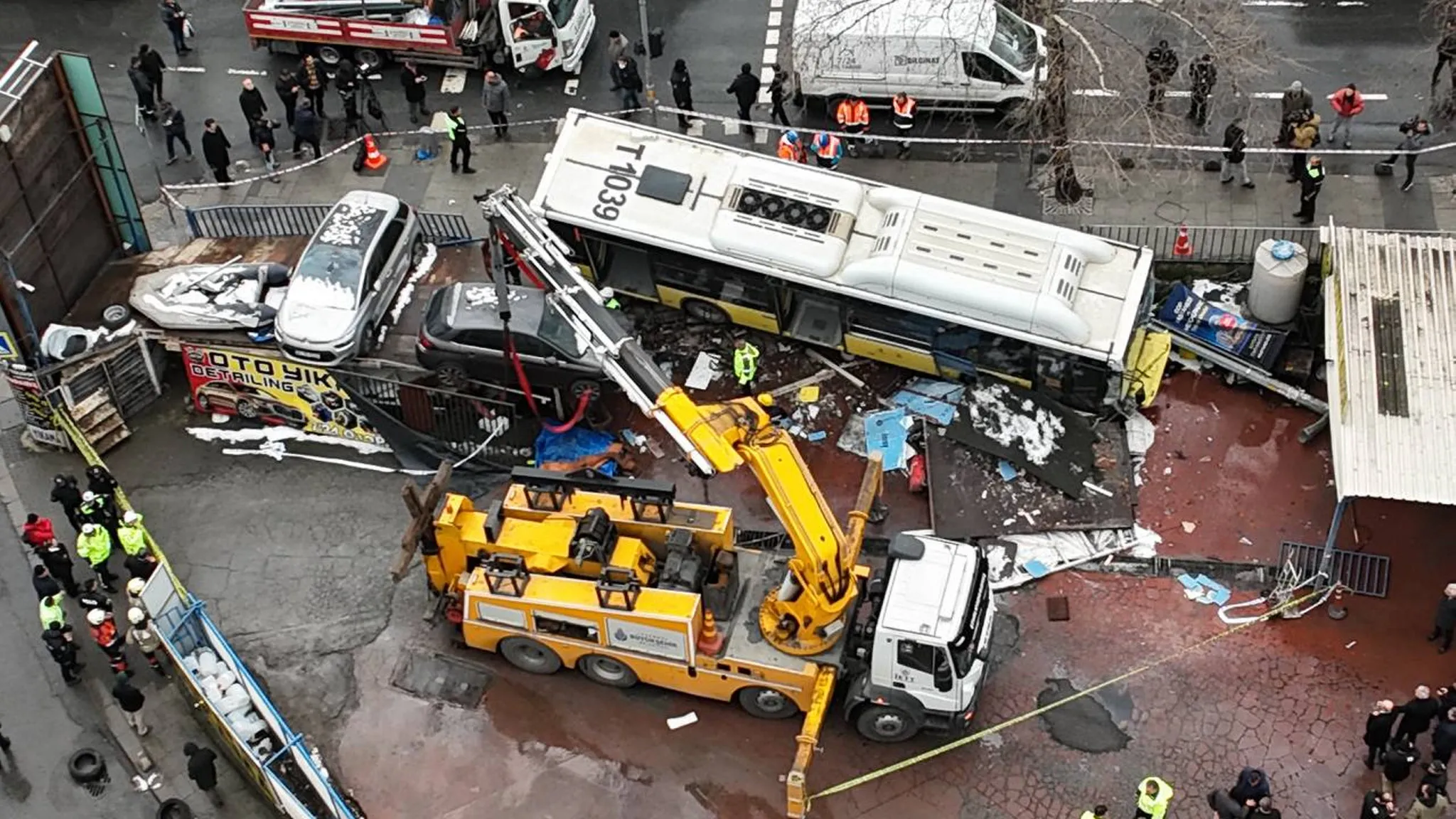 Esenler'de otoparka giren İETT'nin o anları kamerada: Altında kalmaktan son anda kurtuldu