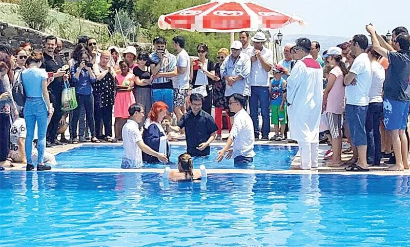 Müslüman gençleri Ramazan ayında vaftiz ettiler - 1