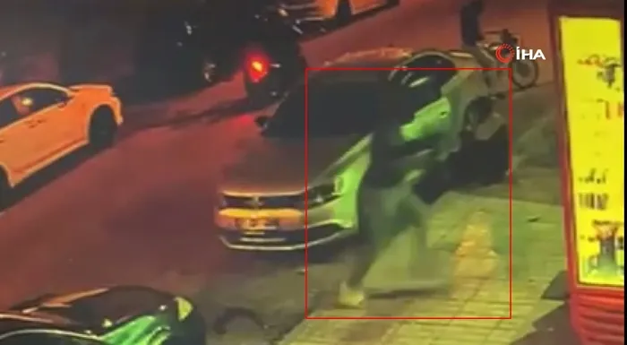 kahveyi-basip-otomatik-silahla-havaya-ates-ettiler-kar-maskeli-sahislarin-silahla-kahve-basma-ani-guvenlik-kam-1712871302449.jpg Kahveyi basıp otomatik silahla havaya ateş ettiler! Kar maskeli şahısların silahla kahve basma anı güvenlik kamerasına yansıdı - 1