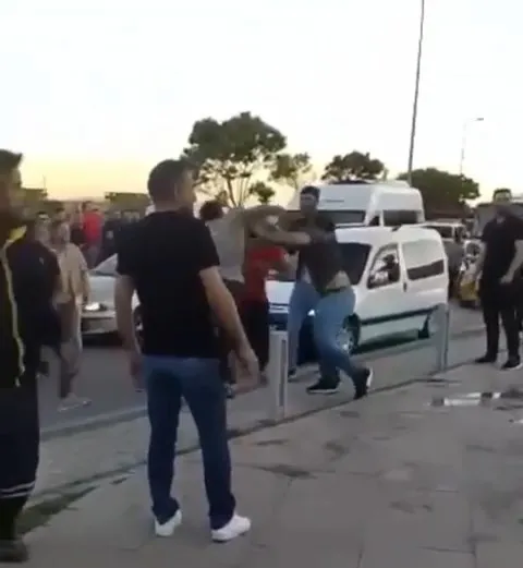 sopali-yumruklu-kavga-tuzlada-iki-grup-arasinda-cikan-kavga-sokaga-tast-1653381345241.jpg Sopalı yumruklu kavga! Tuzla’da iki grup arasında çıkan olay sokağa taştı - 2