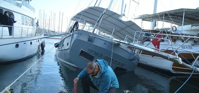 Bodrum Limanı’nda demirli tekne su alıp yan yattı