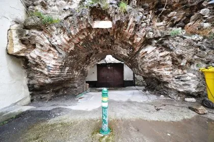 Bursa’da Zindan Kapı’nın tarihi surları üzerine ev yapmışlar