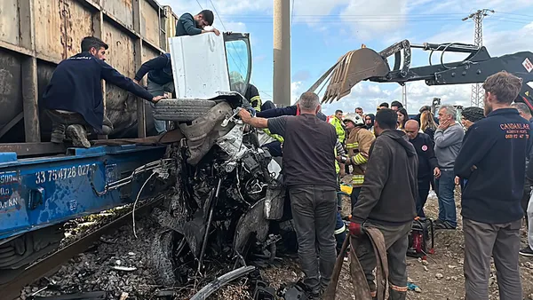Hatay’da feci kaza! Tren otomobili biçti - 1