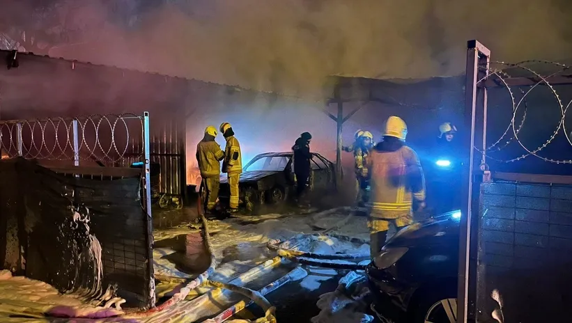 Bursa’da galeride yangın! Otomobiller alevlere teslim oldu