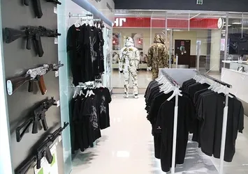 Kalaşnikof, havalimanında 'mağaza' açtı