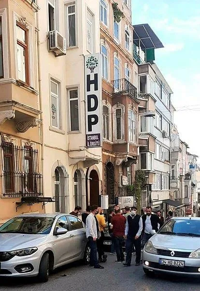 hdp-binasina-silahla-girdigi-iddia-edilen-mechul-kisinin-kimligi-belli-oldu-emniyeti-zan-altinda-birakmislardi-1652339915638.jpeg