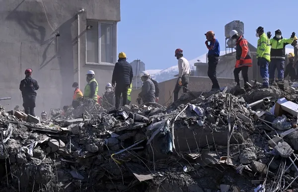 Şehrin başka yerinde yıkılan binaların molozu sahil şeridine dökülüyor yalanı
