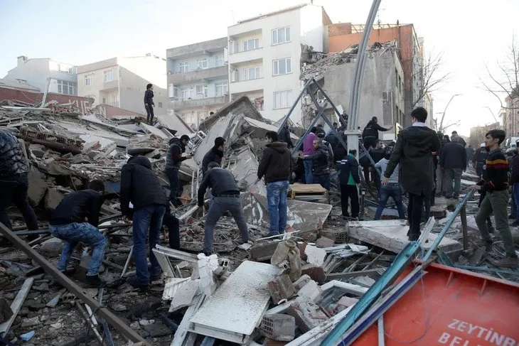 Zeytinburnu’nda bina çöktü