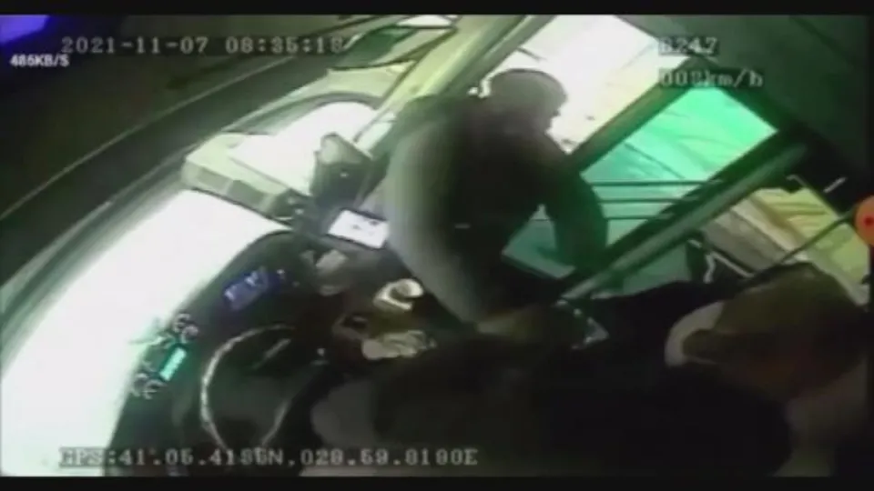 Kağıthane'de otobüs şoförünü cebindeki ruhsat ölümden kurtardı