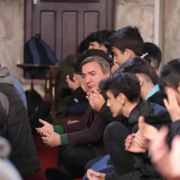 1681544577926.jpeg Aksaray'da gençlerle yaşlı amca arasında geçen diyalog sonrası camiye akın ettiler! "Gençler nereye gidiyorsunuz?"-3