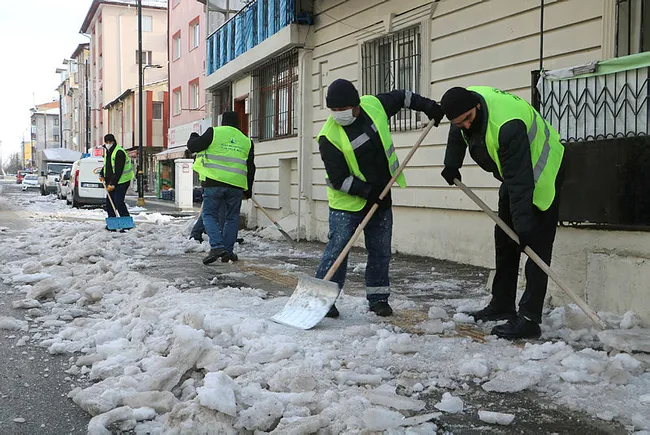 Sivas’ta kar kütleleri kamyonlarla kent merkezi dışına taşınıyor - 1