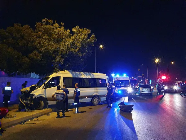 Adana'da otomobil ile minibüs çarpıştı: 1 ölü 3 yaralı - 4