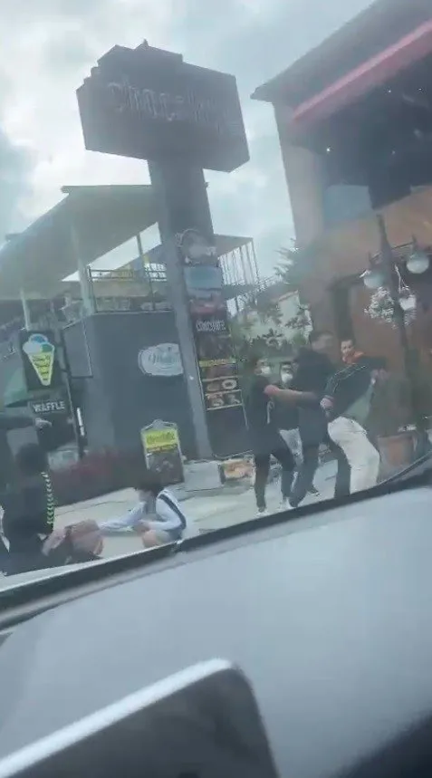 Çocuklarının önünde eşini bayıltan adama meydan dayağı - 4