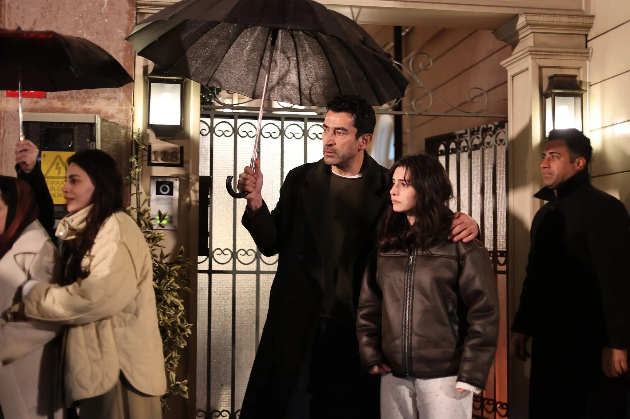 A.B.İ. reytinglerde yine birinci: Tahir uyandı Doğan tutuklandı