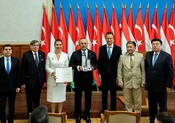 Mevlüt Çavuşoğlu’na Macaristan’dan ‘Liyakat Nişanı’ madalyası!