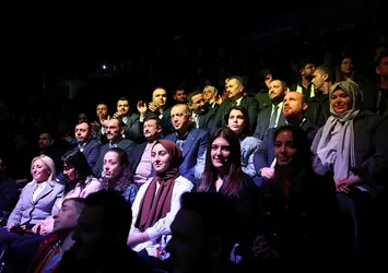 Başkan Erdoğan ve gençlere sürpriz! Özel tasarımlı sahnede büyük coşku yaşandı! Spot ışık sadece Başkan Erdoğan'ı gösterdi...