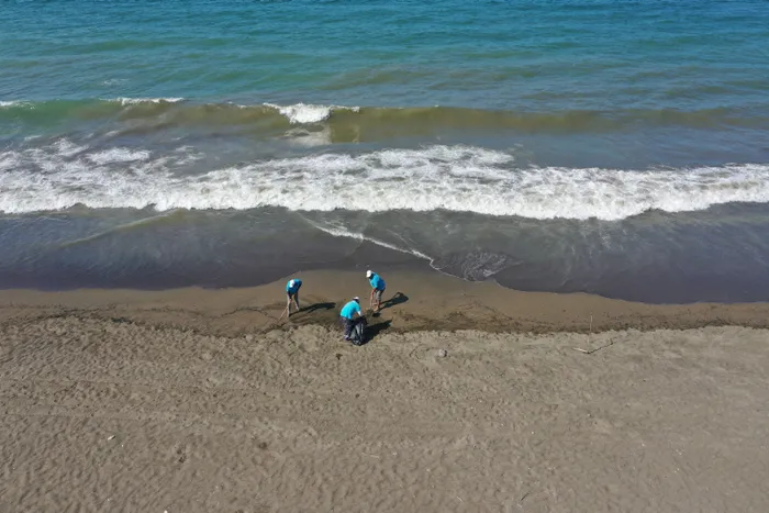Akdeniz’deki petrol sızıntısı Samandağ sahiline ulaştı