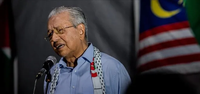 Malezya’nın efsane lideri Mahathir 100 yaşında hastaneye kaldırıldı