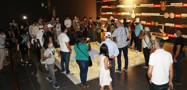 150-buyukelci-ve-diplomat-van-kalesi-onunde-halay-cekti-1629906268921.jpg 150 büyükelçi ve diplomat Van Kalesi önünde halay çekti! - 4