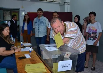 Demokrasi engel tanımadı! Antalya’da 31 yıl önce yaşadığı talihsizliğe rağmen sandık başına gitti